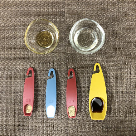 大皿1皿・1人前のもやしチャーハンの調味料（サラダ油・塩・こしょう・醤油・風味調味料・ごま油）