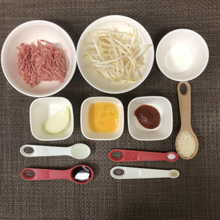 1個分のもやしハンバーに使った材料(牛ひき肉・豚ひき肉・玉ねぎ・もやし・卵・パン粉・牛乳・塩こしょう・ケチャップ・ウスターソース・サラダ油)