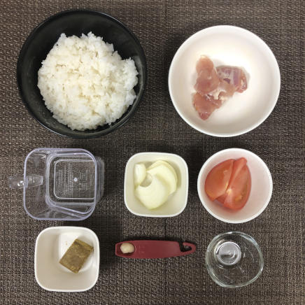 大皿1皿・1人前のトマトカレーに使った材料(ご飯・カレールー・鶏肉・トマト・玉ねぎ・にんにく・サラダ油・水)