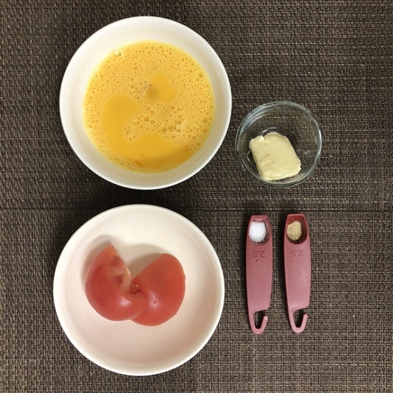 大皿1皿・1人前のトマトオムレツの材料(卵・トマト・バター・塩・こしょう)