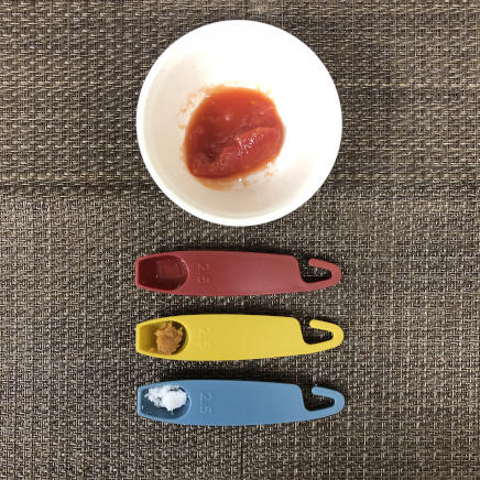 おつまみ皿1皿分のトマト味噌の材料(ホールトマト・味噌・みりん・砂糖)