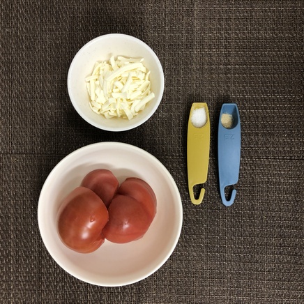 大皿1皿・1人前のトマトのチーズ焼きの材料(トマト・プロセスチーズ・塩・こしょう)