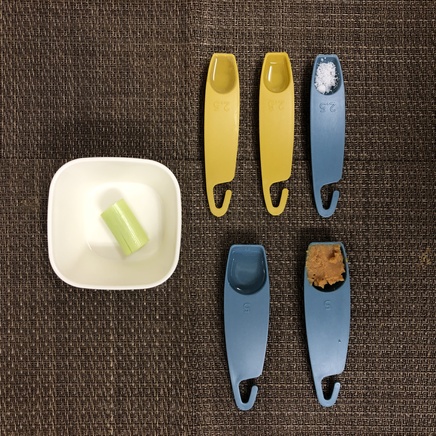 おつまみ皿1皿分・1人前のねぎ味噌の材料(ネギ・味噌・みりん・砂糖・かつおだし・サラダ油)