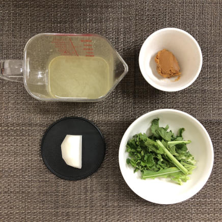 御椀1杯分・1人前のかぶの味噌汁の材料（かぶ・かぶの葉・かつおだし・味噌）