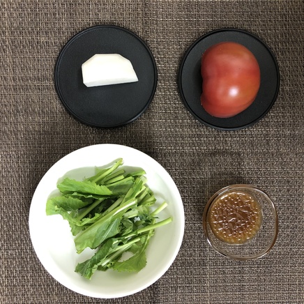 中皿1皿分・1人前のかぶのサラダの材料(かぶ・かぶの葉・トマト・和風ドレッシング)