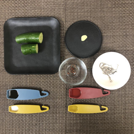 1人前のきゅうりの佃煮の材料(きゅうり・唐辛子・生姜・塩・醤油・塩昆布・酢・みりん)