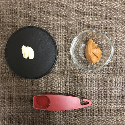 おつまみ皿1皿分のにんにく味噌の材料(味噌・にんにく・みりん)