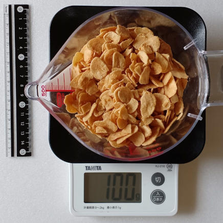 計量カップに入れた100gのフライドガーリック