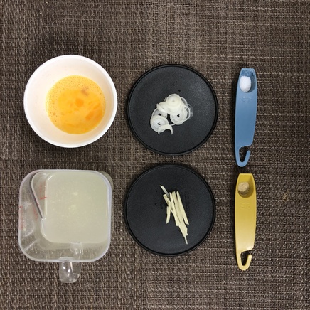 御椀1杯分の生姜スープの材料（生姜・中華だし・ネギ・卵・塩・こしょう）