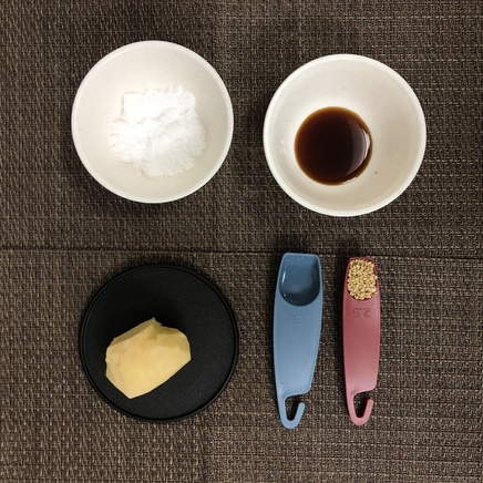 小皿1皿・1人前の生姜の佃煮の材料（生姜・砂糖・醤油・みりん・ごま）