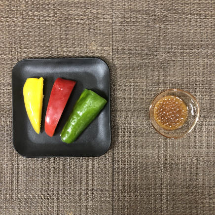 小皿1皿分・1人前のピーマンサラダの材料(ピーマン・赤ピーマン・黄ピーマン・和風ドレッシング)