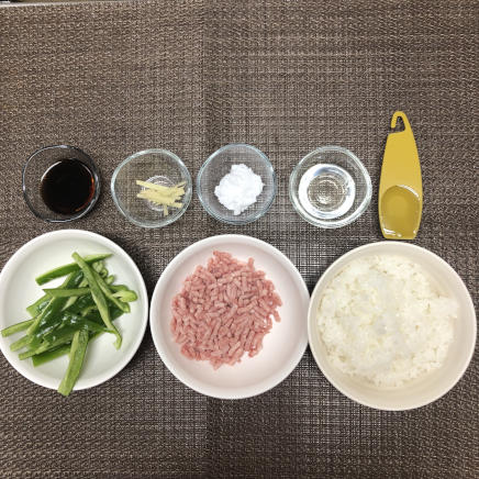 丼1杯・1人前のピーマン丼に使用した材料(ご飯・ピーマン・豚挽き肉・しょうが・醤油・日本酒・砂糖・サラダ油)