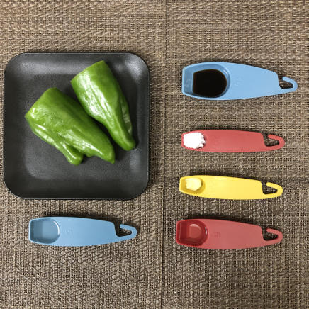 小皿1皿分・1人前のピーマンの佃煮の材料（ピーマン・生姜・日本酒・醤油・砂糖・みりん）