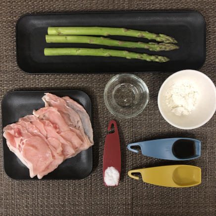 3本分・1人前のアスパラの肉巻きの材料(豚ロース・アスパラ・小麦粉・醤油・みりん・砂糖・サラダ油)