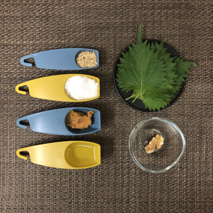 しそ巻きの材料(大葉・サラダ油・味噌・砂糖・炒りごま・くるみ)