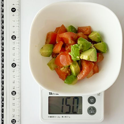 サラダボウル1人前のアボカドとトマトのサラダ