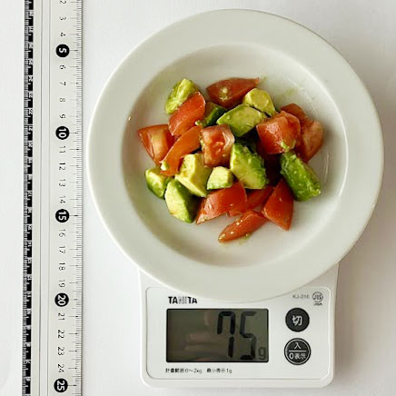 小皿1皿分のアボカドとトマトのサラダ