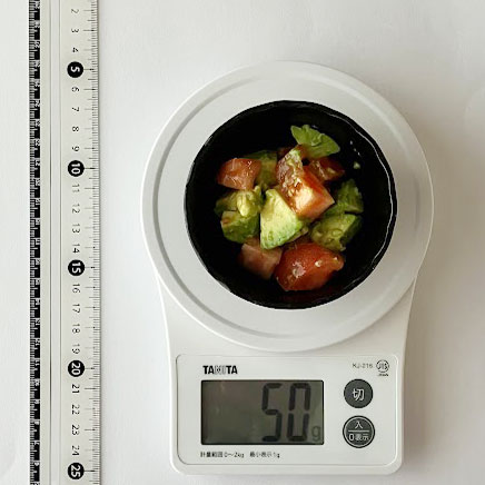 小鉢1皿分のアボカドとトマトのサラダ