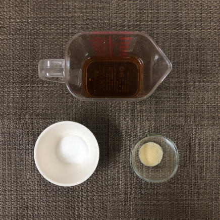 カップ1個分の紅茶ゼリーに使った材料（紅茶・砂糖・ゼラチン）