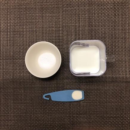 ゼリーカップ1杯分の牛乳ゼリーに使った材料(牛乳・砂糖・ゼラチン)