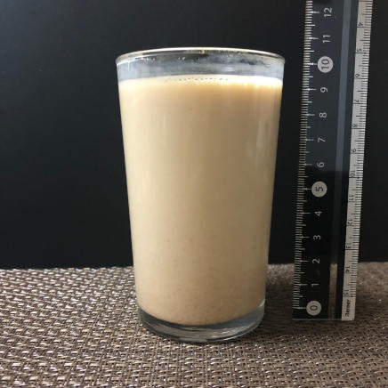 横から見た1杯のきなこ牛乳 213g