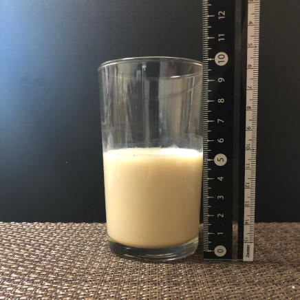 横から見た100gのきなこ牛乳 100g