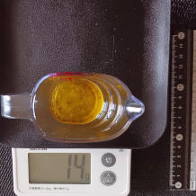 計量カップに入れた約大さじ1杯分のレモンドレッシング14g