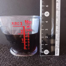 横から見た大さじ2杯分(6g)の麺つゆ