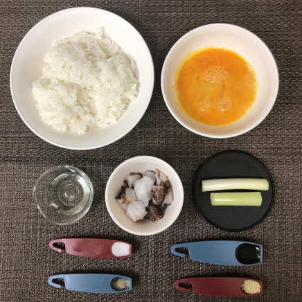 1人分のタコチャーハンの材料(タコ・ネギ・卵・塩・醤油・こしょう・サラダ油・ごはん・風味調味料)