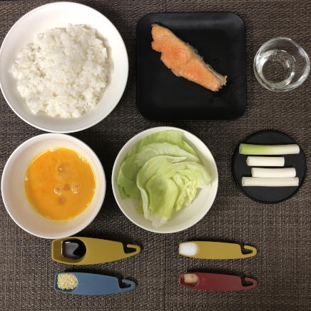 1人分の鮭チャーハンの材料(レタス・ネギ・卵・塩・醤油・こしょう・サラダ油・ご飯・風味調味料・鮭の塩焼き)