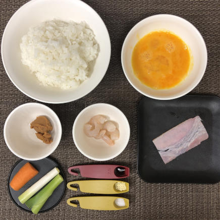 1人分の味噌チャーハンの材料(ベーコン・芝海老・人参・ネギ・卵・塩・醤油・ご飯・風味調味料・味噌)
