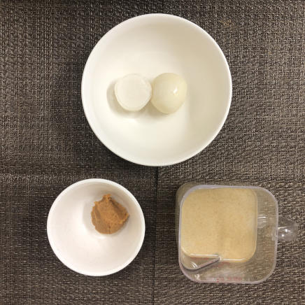 御椀1杯・1人前の里芋の味噌汁の材料(味噌・ かつお昆布だし・里芋)