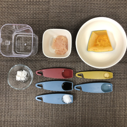 1人前のかぼちゃのそぼろ煮の材料（かぼちゃ・鶏ひき肉・薄口醬油・みりん・片栗粉・砂糖・おろし生姜・サラダ油・水）