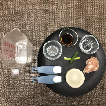1人前の大根のそぼろあんかけに使用した大根・とりひき肉・薄口醤油・みりん・片栗粉・砂糖・サラダ油・水・こねぎ