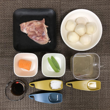 中鉢1杯・1人前の里芋と鶏肉の煮物の材料(里芋・鶏肉・人参・さやえんどう・かつお昆布だし・醤油・砂糖・みりん・日本酒)