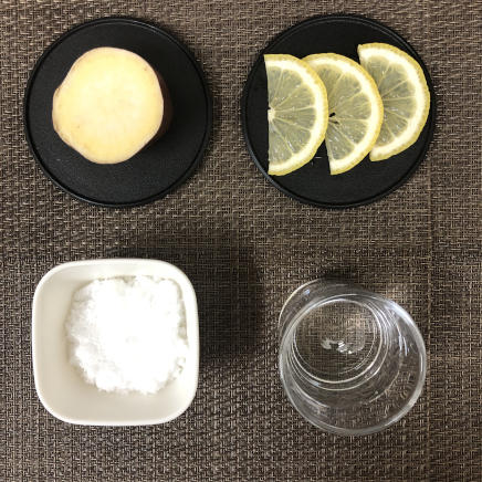 小皿1皿分・1人前のさつまいものレモン煮の材料(レモン・砂糖・水・皮付きさつまいも)