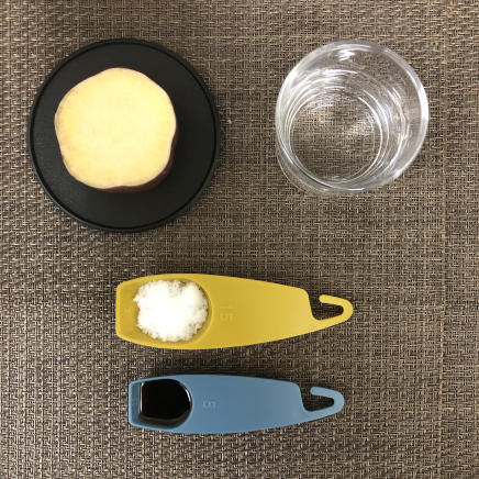 小皿1皿分・1人前のさつまいもの甘煮の材料（砂糖・醤油・水・皮付きさつまいも）