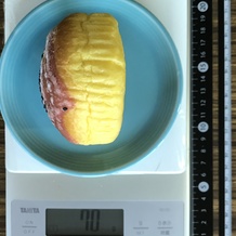 真横から見た市販品のさつまいもマフィン