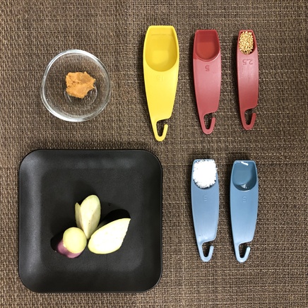 1人前のなすの味噌煮の材料(なす・味噌・砂糖・日本酒・水・炒りごま・サラダ油)