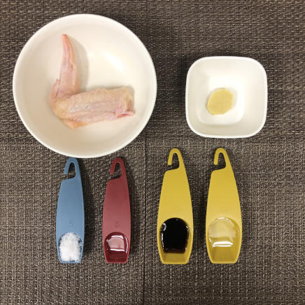 1本分の鶏手羽の甘辛煮の材料(手羽・生姜・砂糖・醤油・みりん・料理酒)