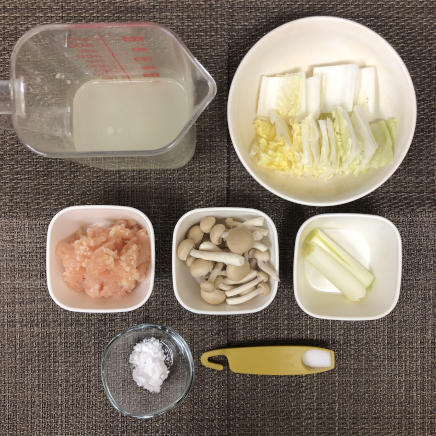 中皿1皿・1人前の鶏肉団子スープの材料(鶏ひき肉・ネギ・中華だし・片栗粉・白菜・しめじ・塩)