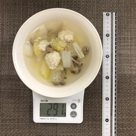 中皿1皿・1人前の鶏肉団子スープ