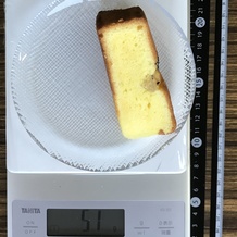 真横から見た市販のさつまいもケーキ1ピース