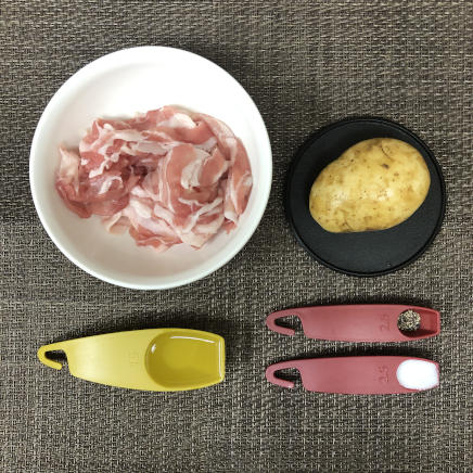 中鉢1杯分・1人前のじゃがいもと豚肉の炒め物の材料（豚肉・じゃがいも・塩・黒こしょう・サラダ油）