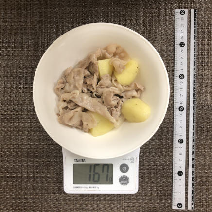 中鉢1杯分・1人前のじゃがいもと豚肉の炒め物