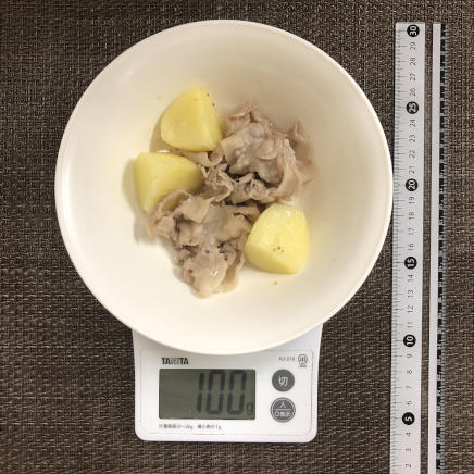 100g分のじゃがいもと豚肉の炒め物