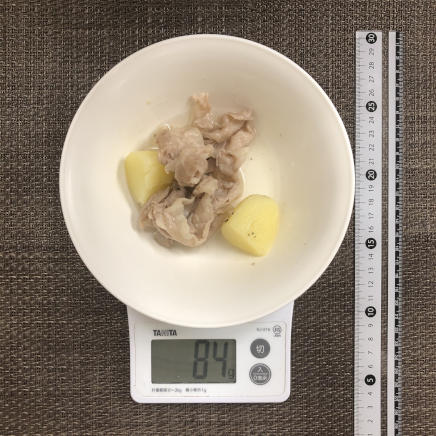 半人前のじゃがいもと豚肉の炒め物