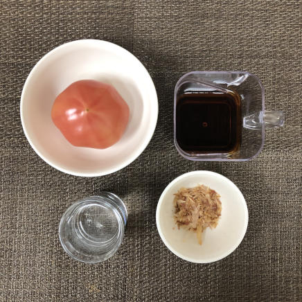 トマト1個分・中皿1皿・1人前のトマトのおひたしの材料（トマト・めんつゆ・水・削り節）