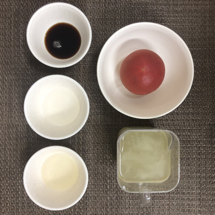 1個分のおでんトマトの材料(トマト・かつお昆布だし・みりん・日本酒・薄口醬油)