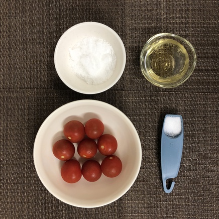 中皿1皿・1人前のミニトマトのピクルスの材料(ミニトマト・酢・砂糖・塩)